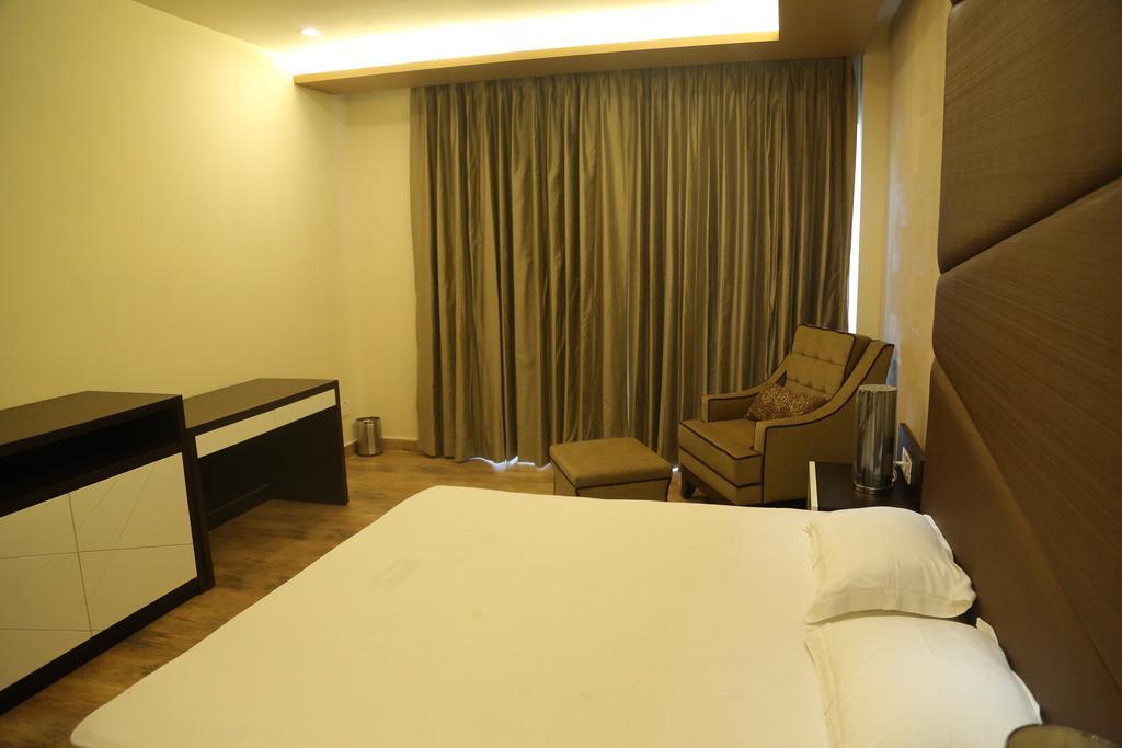 Hardy'S World Hotel Ludhiana Room photo